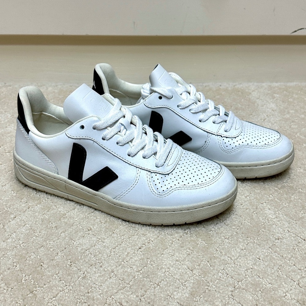 Veja V-10 lace up sneaker Women size 8